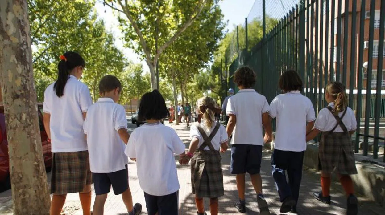 Alumnos a la entrada de un colegio concertado en Madrid