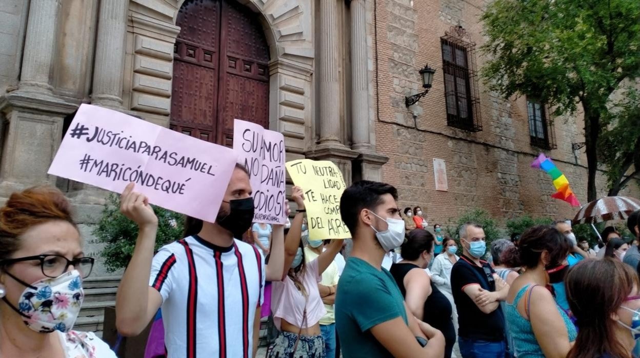 Pancartas levantadas durante la concentración en la Plaza del Ayuntamiento de Toledo