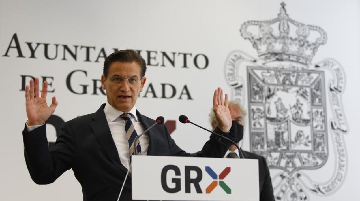 El exalcalde de Granada Luis Salvador, en la rueda de prensa en la que anunció su dimisión