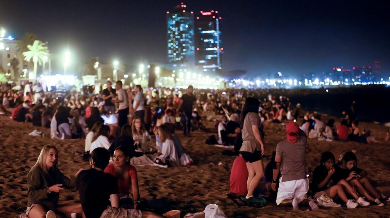 Las playas de Barcelona, durante la noche de San Juan