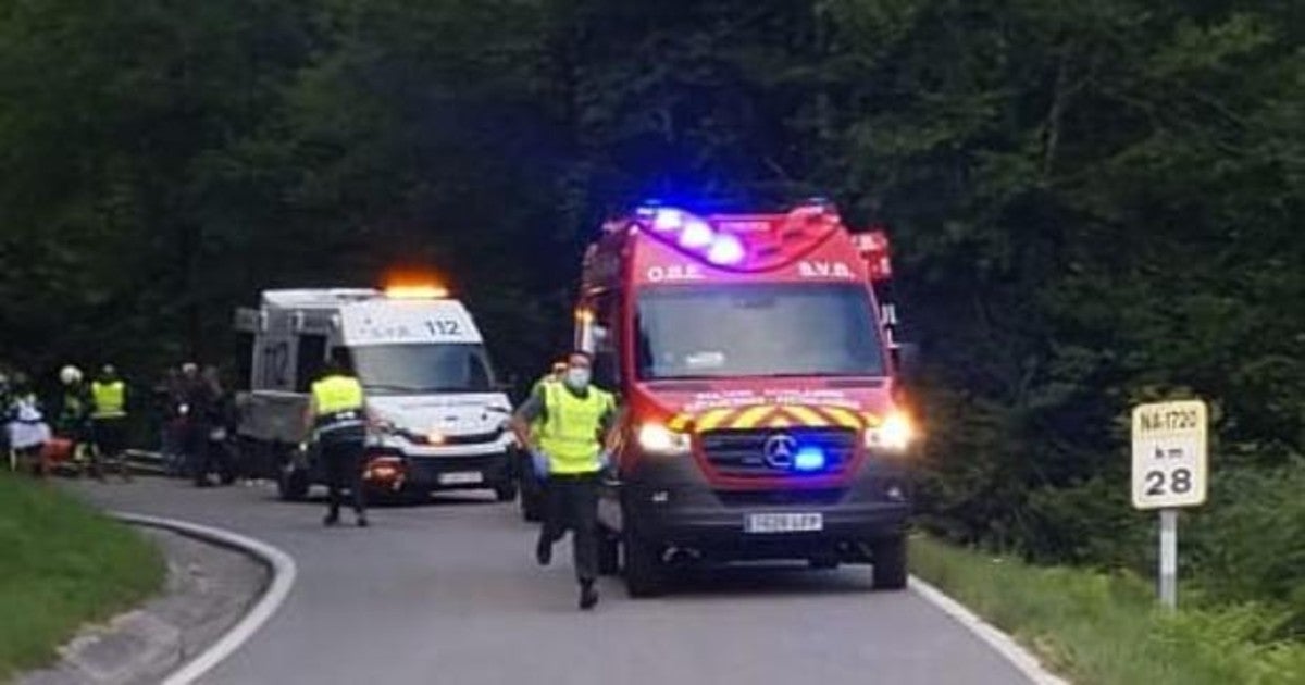 Imagen de los equipos de Guardia Civil, 112 y Bomberos de Navarra atendiendo el accidente en Espinal..