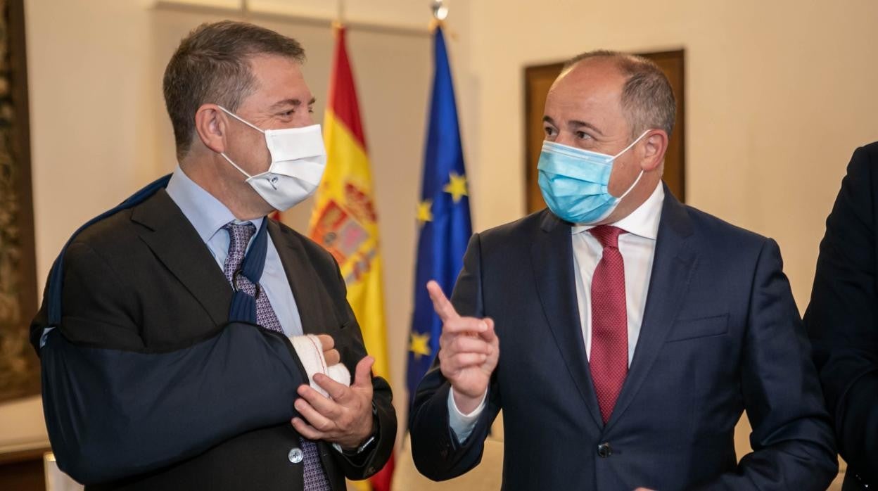 Emiliano García-Page y Emilio Sáez durante la reunión celebrada en el palacio de Fuensalida