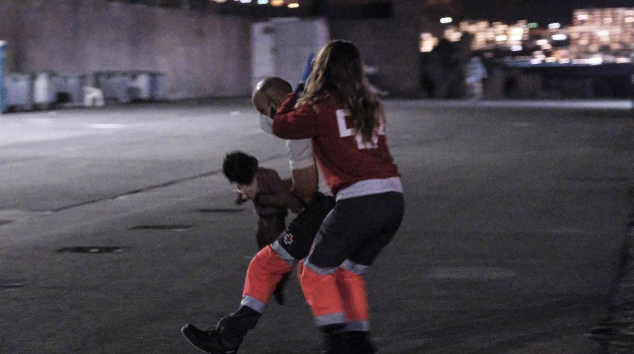 Eléne Habiba, de dos años, siendo reanimada en el muelle