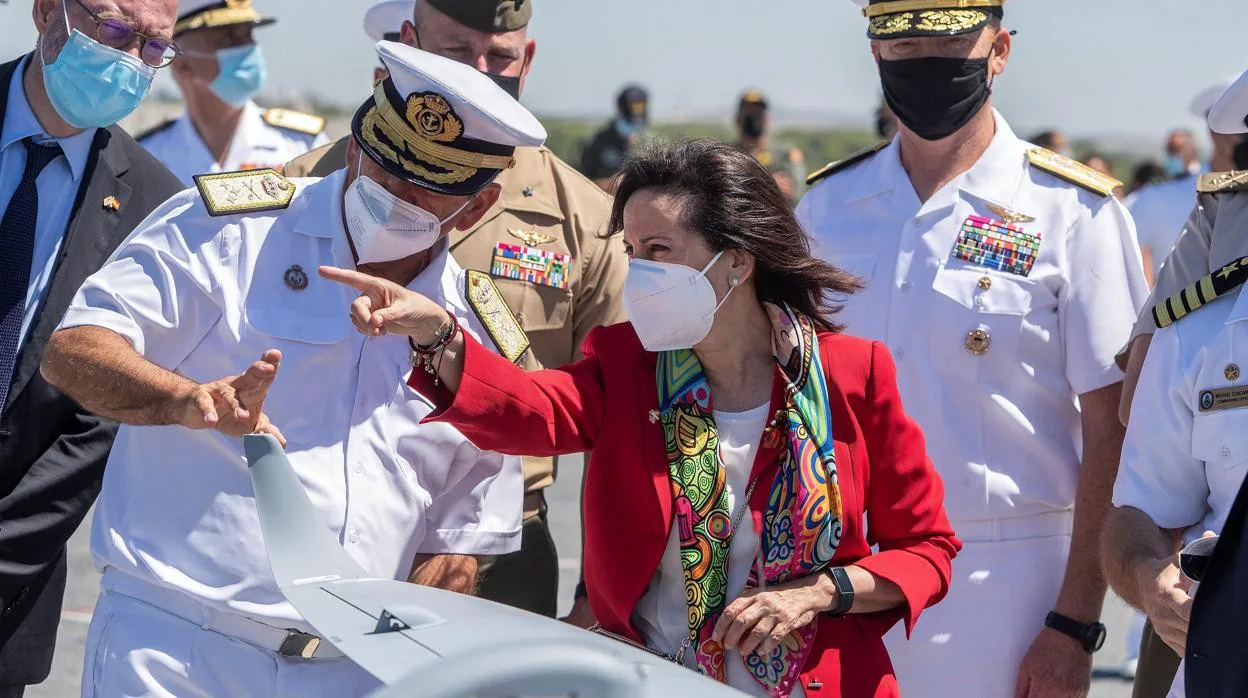 La ministra de Defensa, Margarita Robles, ayer, en la base de Rota
