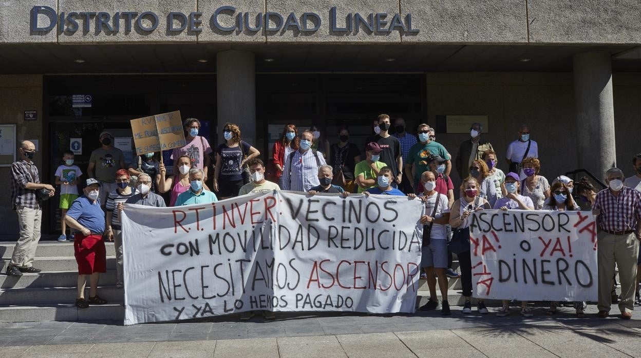 Los vecinos afectados, este miércoles, ante la Junta de Ciudad Lineal