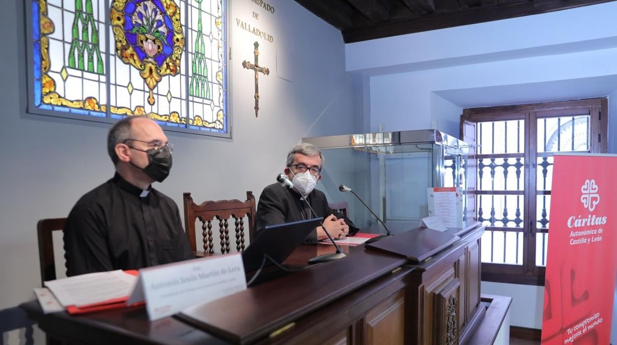 El obispo auxiliar de Valladolid, Luis Argüello (d), y el presidente de Cáritas Autonómica de Castilla y León, Antonio Martín de Lera (i), presentan la Memoria Regional 2020 de Cáritas