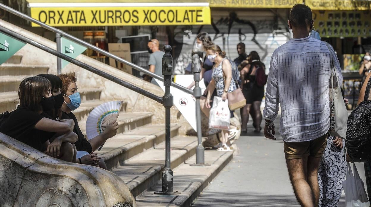 Imagen de archivo de personas abanicándose para sofocar el calor