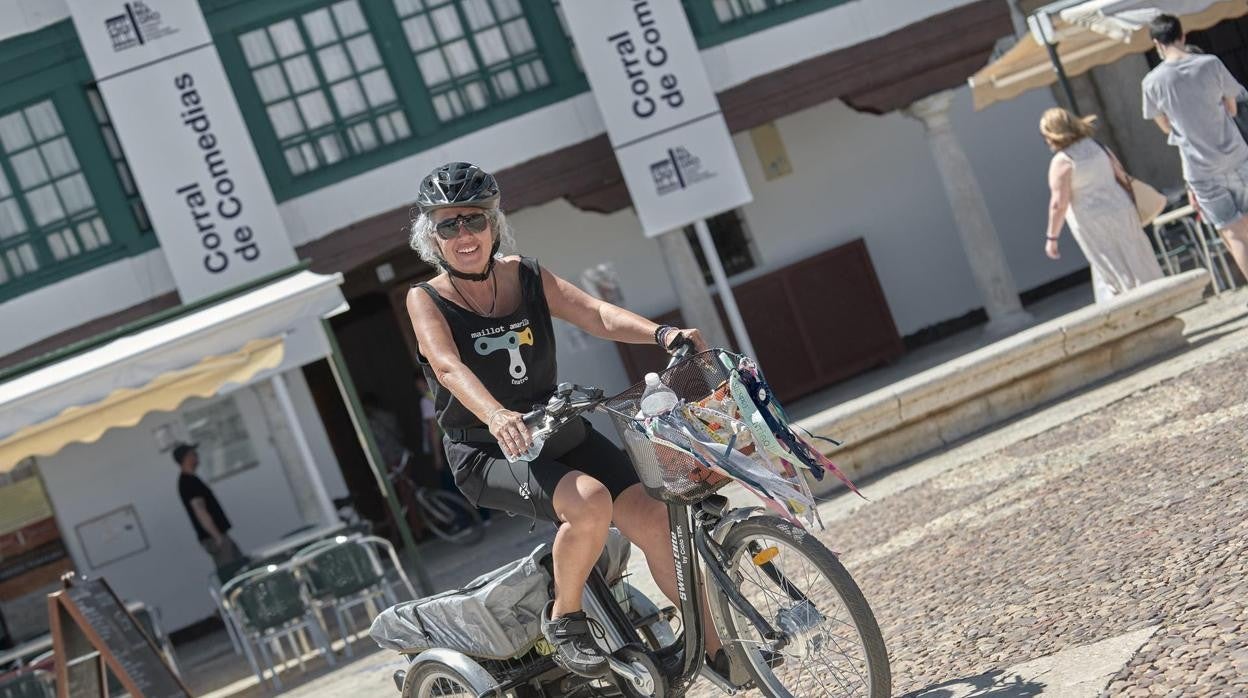 La actriz granadina en la plaza Mayor de Almagro, montada en su bicicleta