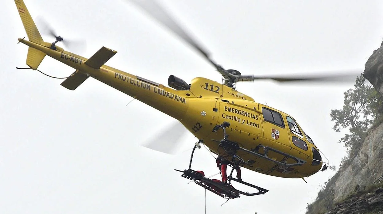 Helicóptero de salvamento con dos rescatadores de Protección Civil