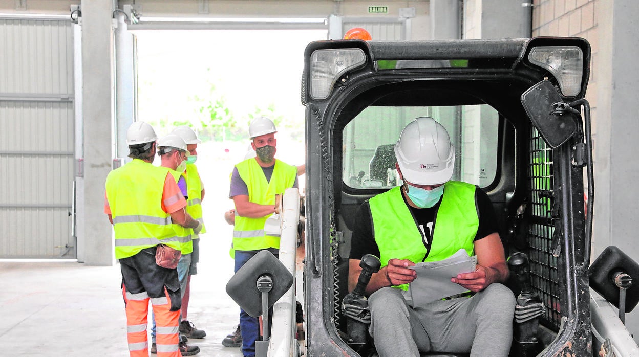 Alumnos de la Fundación Laboral de la Construcción preparan una práctica con máquinas