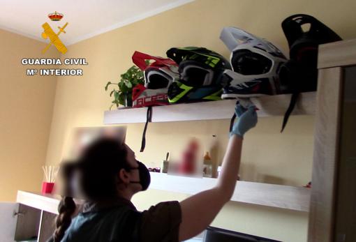 Cascos de motocross robados, algunos todavía con la etiqueta de la tienda puesta, que 'el Lolo' tenía expuestos en su casa como trofeos. Al lado estaba una motocicleta de colección también sustraída