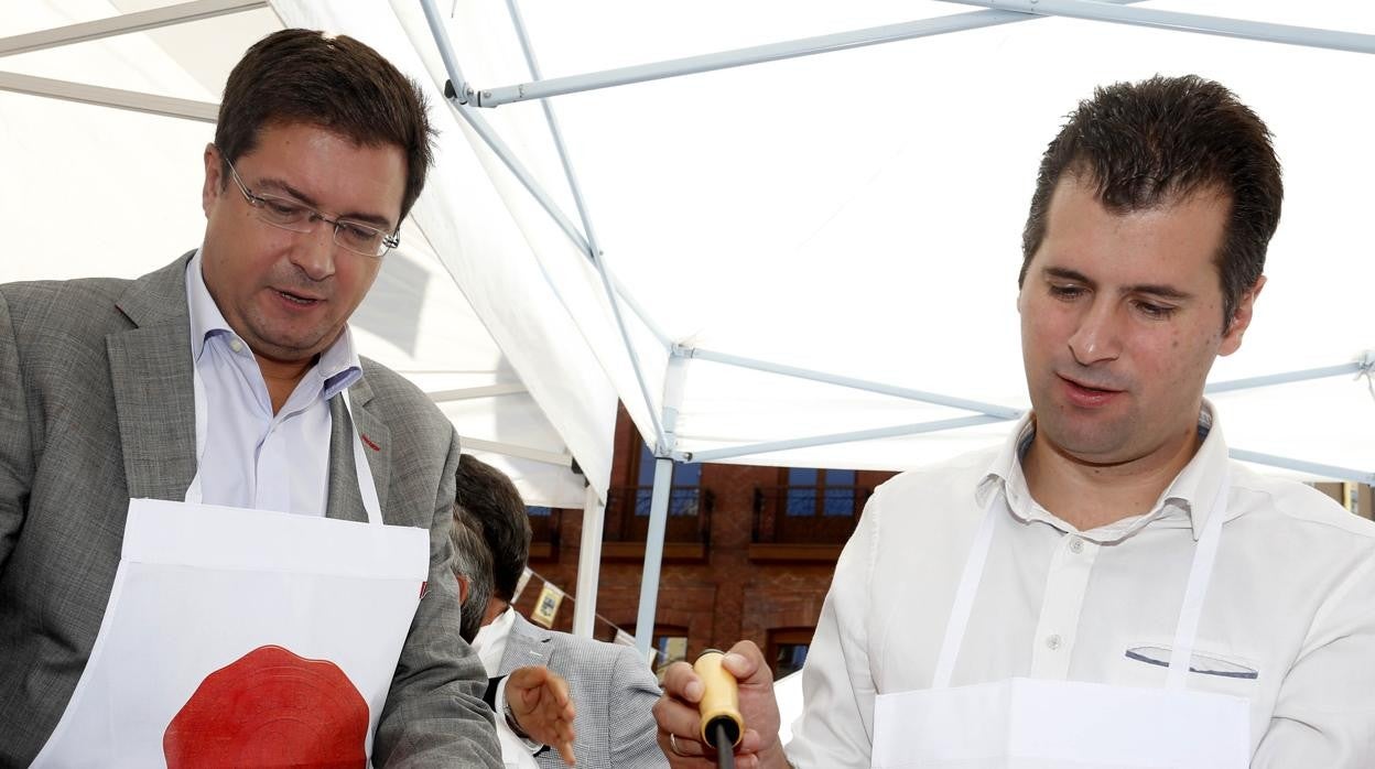 El nuevo jefe del gabinete de prensa del Gobierno, Óscar López y el secretario general del PSOE en Castilla y León, Luis Tudanca, en una foto de archivo de 2015