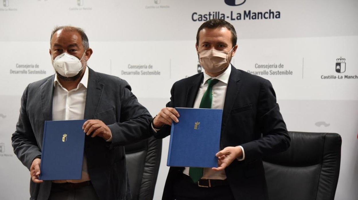 El rector y el consejero de Desarrollo Sostenible tras la firma del convenio