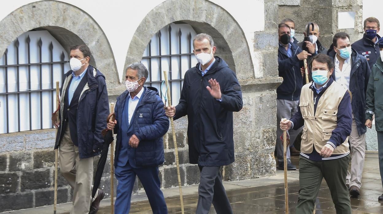 Los Reyes presiden en Roncesvalles el acto de apertura del Año Xacobeo, al que ha acudido el presidente de la Junta, Alfonso Fernández Mañueco