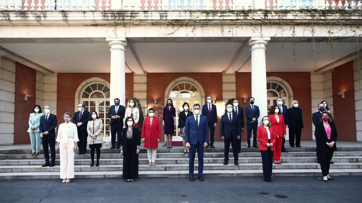 Pedro Sánchez, el pasado mes de abril, junto a todos sus ministros