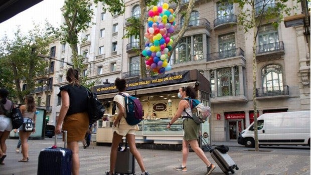 Globos al estilo 'Up' para denunciar la desaparición de las antiguas pajarerías de las Ramblas de Barcelona