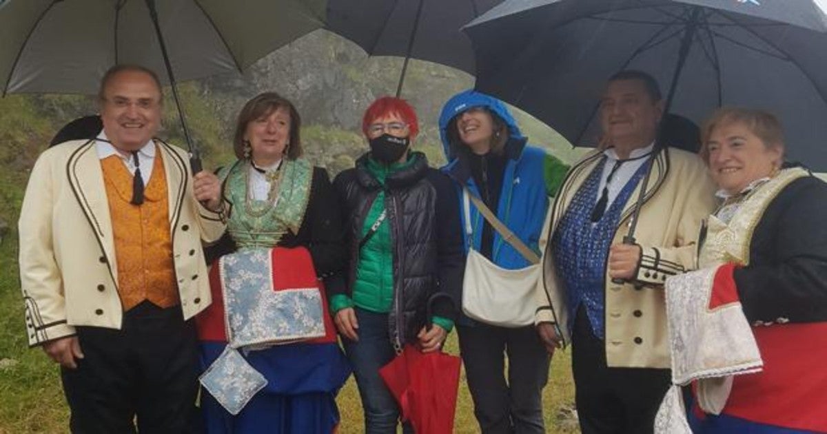 La consejera Santos Indurain, en el centro, natural de Uztarroz en el valle de Roncal, acudió al Tributo de las Tres Vacas y se fotografió con las parejas de Urzainqui que estrenaban sus trajes hechos a mano por las vecinas de esta localidad.