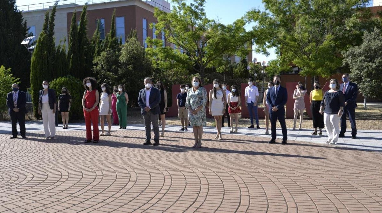 La consejera de Educación y el rector de la UCLM durante el homenaje a los alumnos