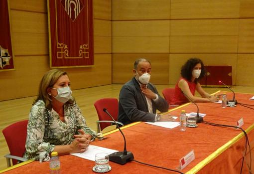 La consejera de Educación y el rector de la UCLM durante el acto