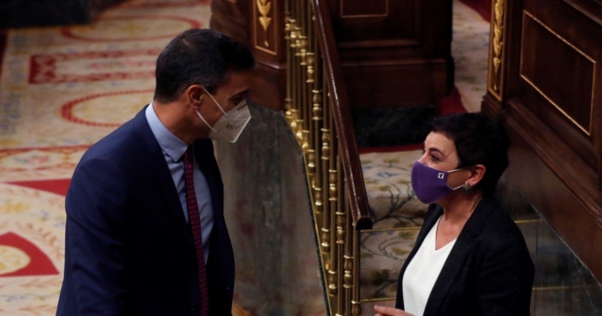 El presidente del Gobierno, Pedro Sánchez, conversa con la portavoz de EH Bildu en el Congreso, Mertxe Aizpurúa, en una imagen de archivo