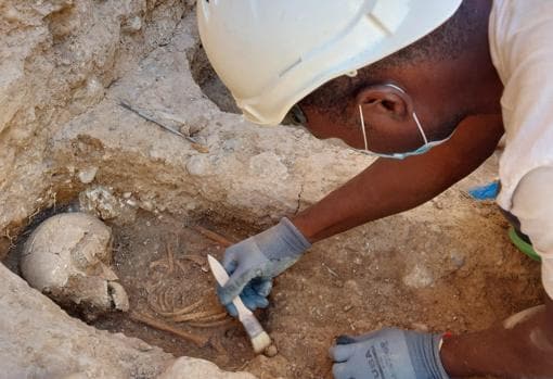 Descubren tumbas infantiles en la rehabilitación de la muralla islámica de Valencia