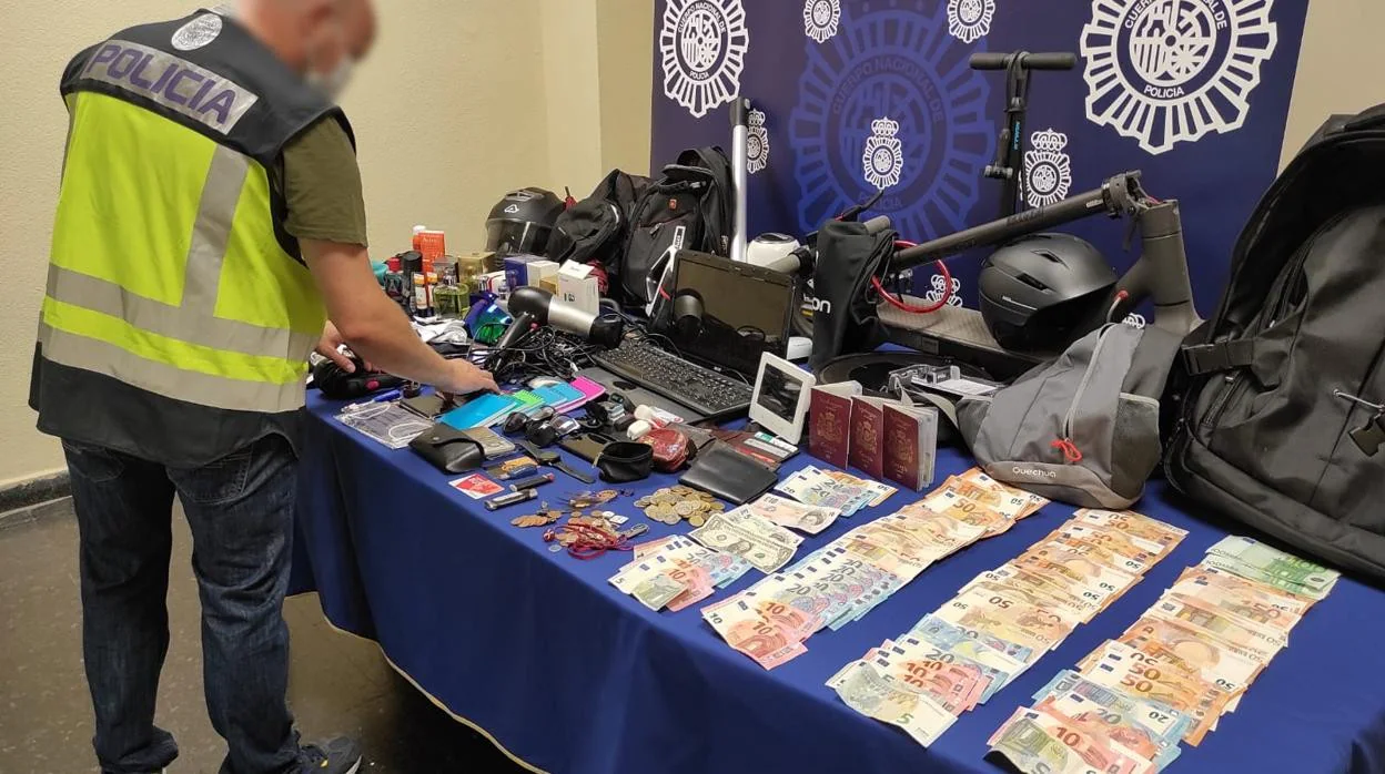 Efectos robados y dinero en efectivo que la Policía ha intervenido a los delincuentes georgianos que ha detenido en Zaragoza