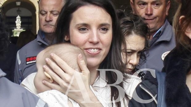 La asesora de Montero niega ser la niñera: sostener un momento a un bebé no es cuidarlo, dice al juez