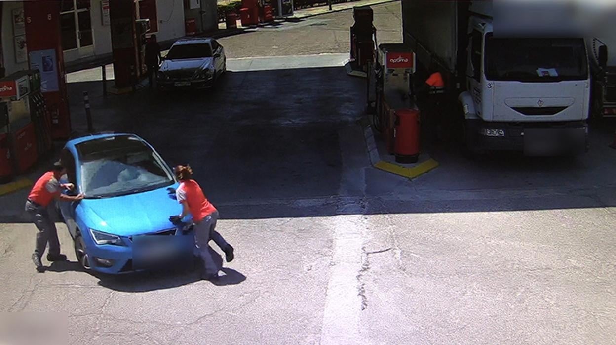 Momento del atropello en la estación de servicio de Torrijos