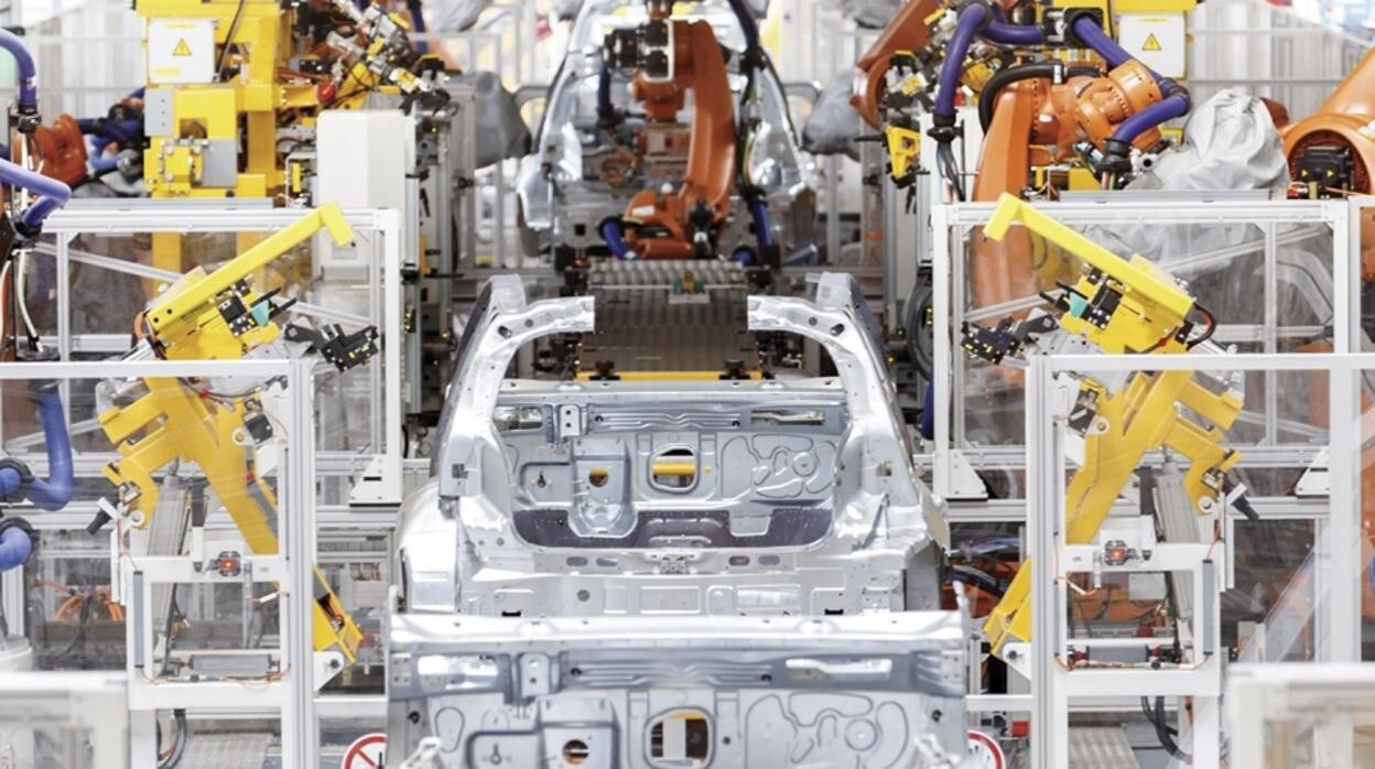 Imagen de los robots utilizados en la actual fabricación de cohes de Volkswagen.