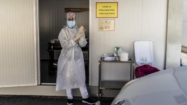 El número de sanitarios valencianos contagiados de coronavirus pese a estar vacunados se triplica en un mes