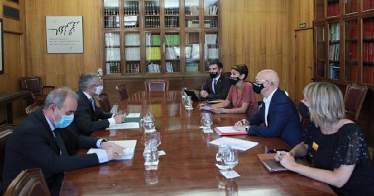 Imagen de la reunión mantenida hoy por los representantes del Gobierno de Navarra y del Estado.