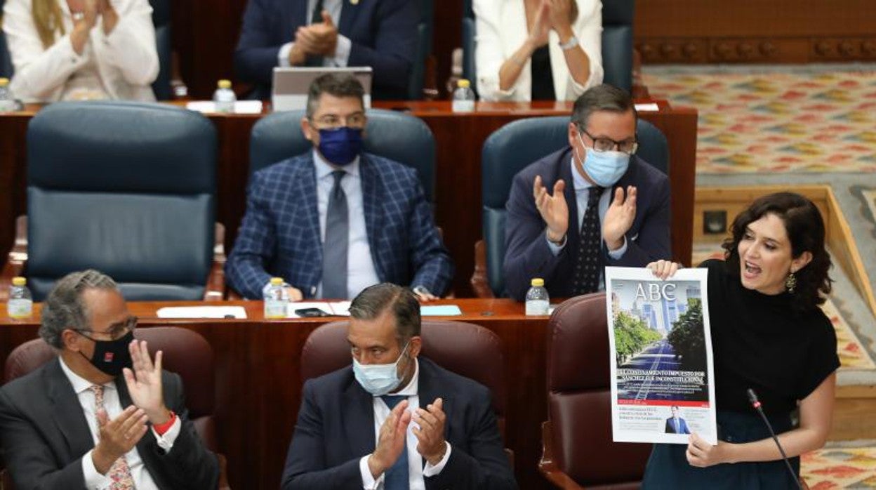 Isabel Díaz Ayuso, con la portada de ABC, ayer, en la sesión de control al Gobierno