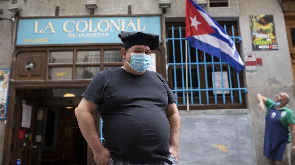 El cocinero Gabriel González, frente al local cubano La Colonial de Huertas