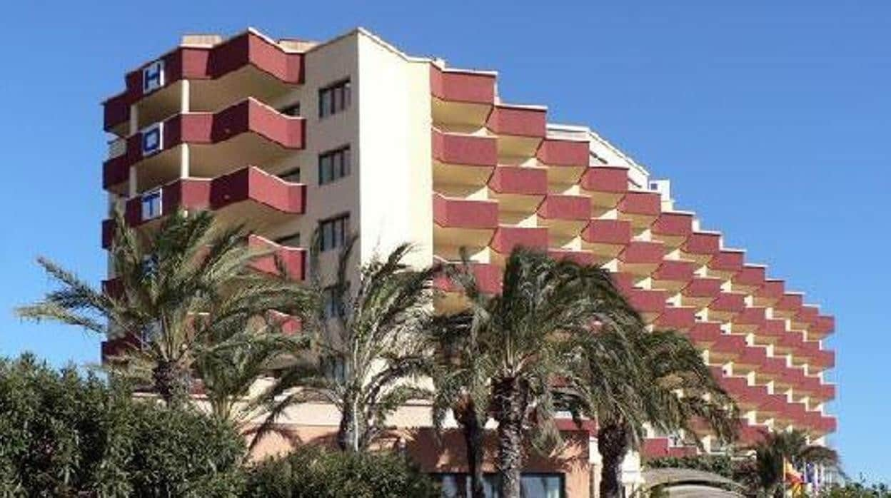 El mítico hotel JM de Santa Pola se vende en Wallapop por cuatro millones,  abandonado en 2010 y hoy con okupas