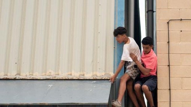Más de mil menores siguen atrapados en Ceuta dos meses después de la crisis