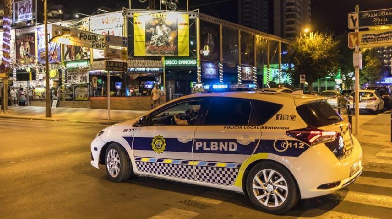 Un coche patrulla de la Policía Local de Benidorm en una zona de ocio nocturno