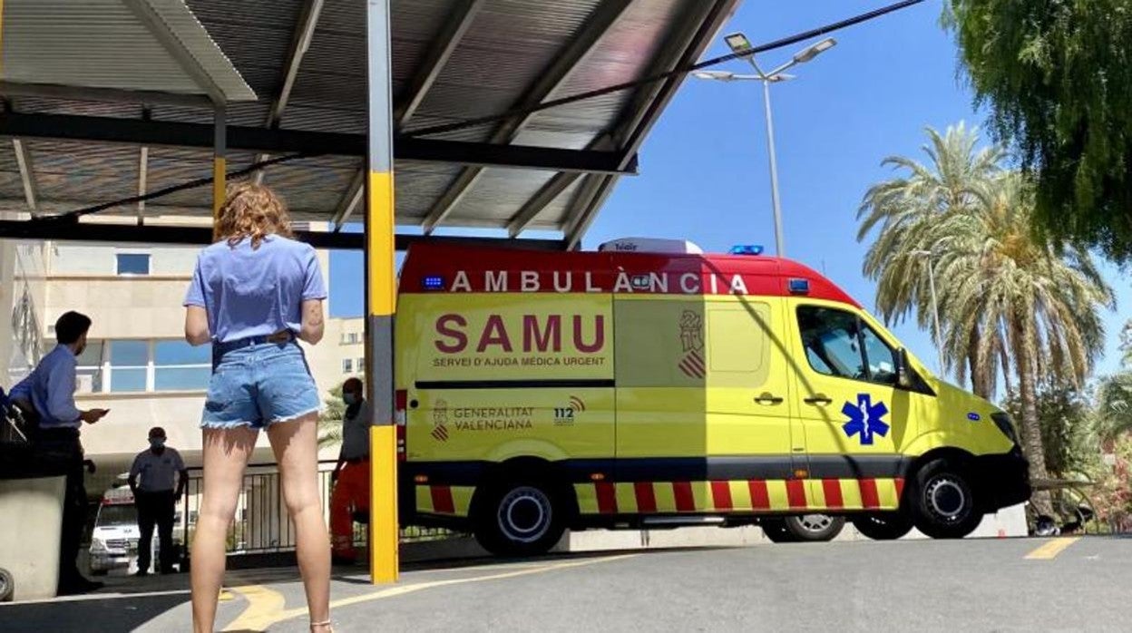 Una ambulancia del SAMU en un servicio de Urgencias hospitalario