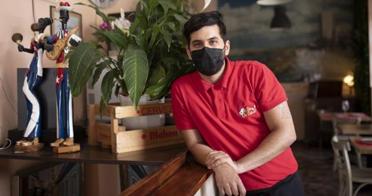 Quique Rojas Díaz, habanero de 30 años, posa en el restaurante Al son de Cuba