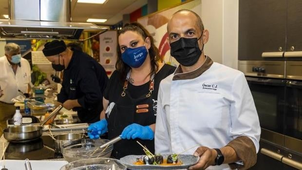 La tapa de «chupachups de bogavante con crema del propio arroz» se corona en Alicante