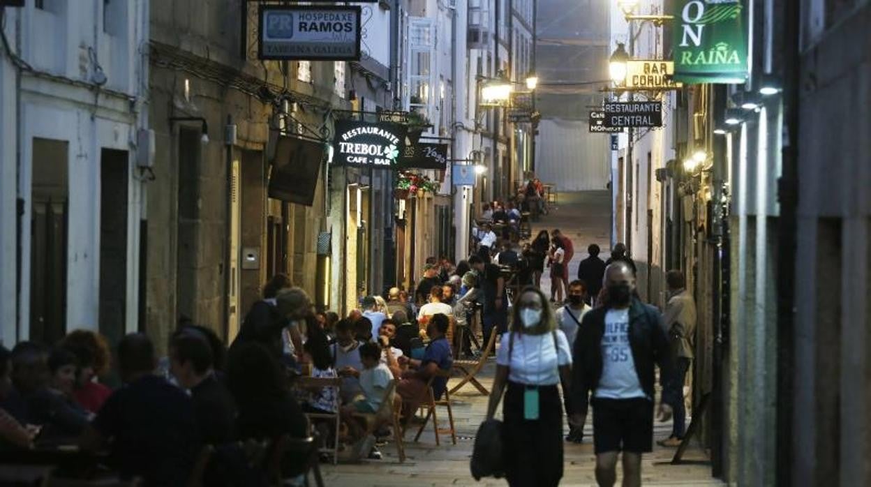 Ambiente en el casco antiguo de Santiago, este jueves por la noche