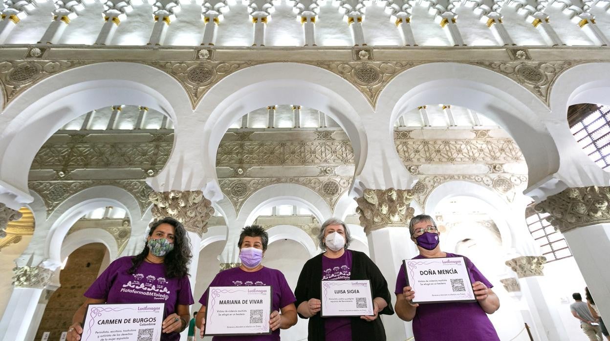 Dolores Moreno, Mar Molina, Isabel Álvarez y Tina Alcázar posan en este edificio que acogió a mujeres maltratadas en el siglo XVII, como Mariana de Vivar, que aparece en uno de los carteles que sostienen las representantes de la Plataforma 8