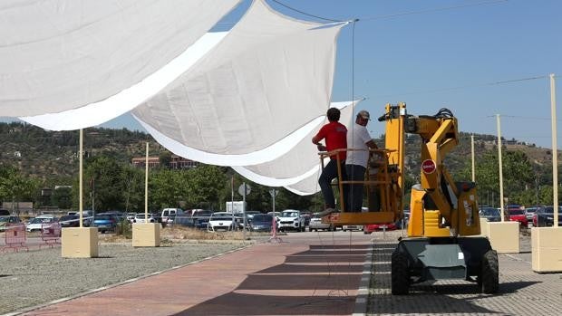 Los puestos del 'martes' de Toledo se cubren de toldos para aguantar la canícula