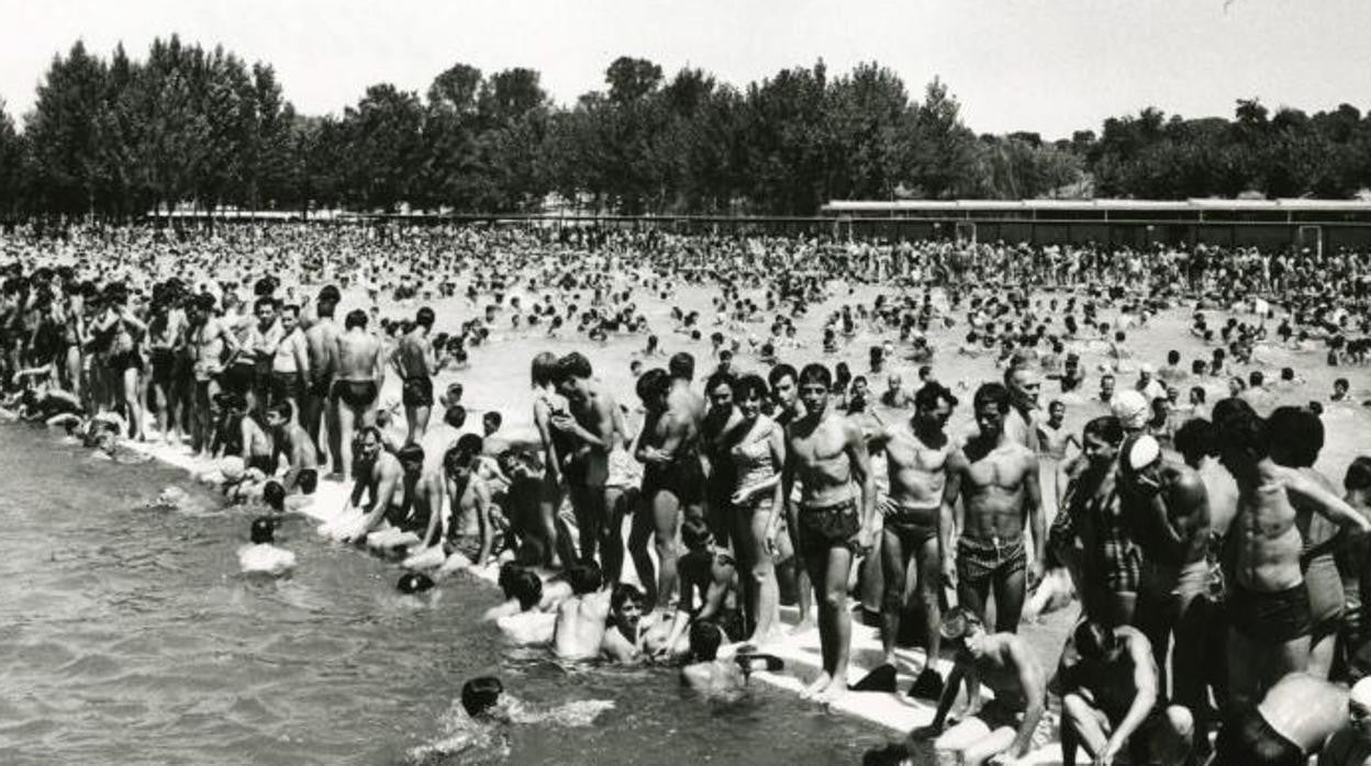 Bañistas en la enorme piscina del Parque Sindical en agosto de 1968