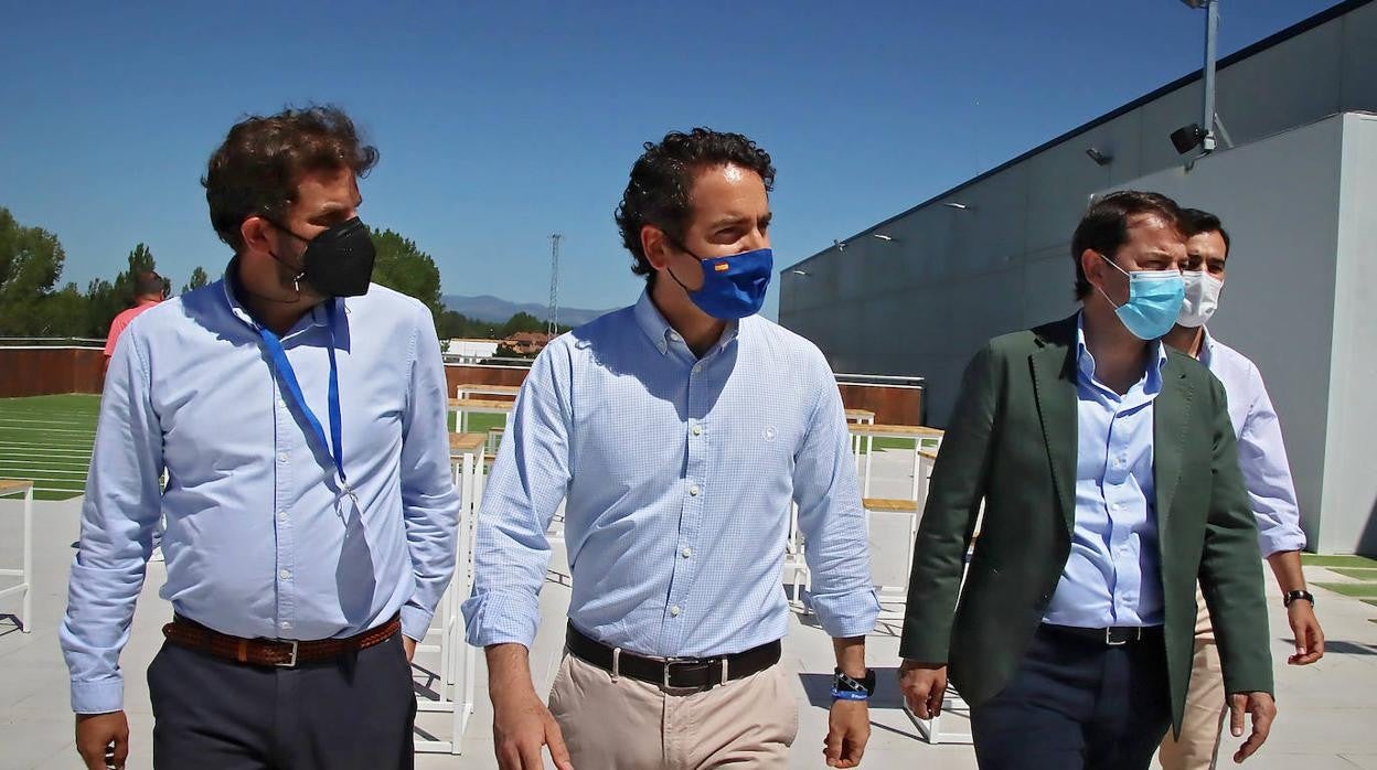 El presidente de la Junta y del PP de Castilla y León, Alfonso Fernández Mañueco, el secretario general del PP, Teodoro García Egea, con el candidato Javier Santiago Vélez