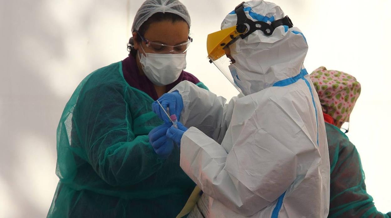 Sanitarias realizan pruebas PCR en Ponferrada.