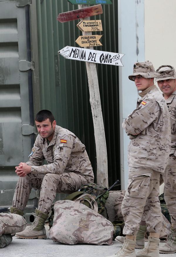 Soldados españoles destacados en Qala i Now en 2013, junto al clásico poste con las señales indicadoras de sus tierras de origen, a más de 6.000 kilómetros