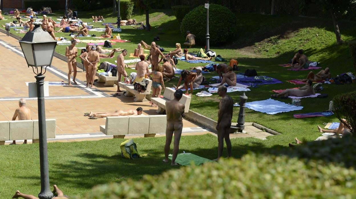 Bañistas en una jornada anterior del día sin bañador opcional