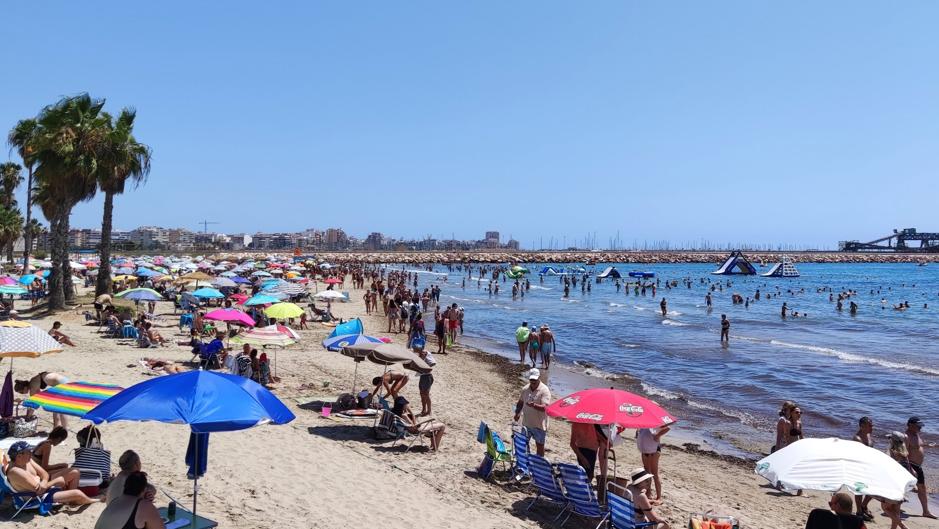 El vídeo viral de bañistas a la carrera para coger sitio en la playa en Torrevieja pese a las restricciones