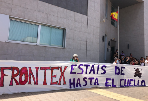 Pancarta extendida frente a la fachada del Frontex