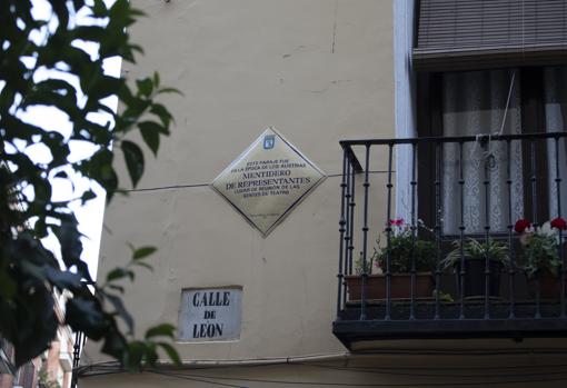 La placa municipal que marca el lugar donde estuvo el mentidero de representantes, esquina entre la calle del León y la casa de Miguel de Cervantes